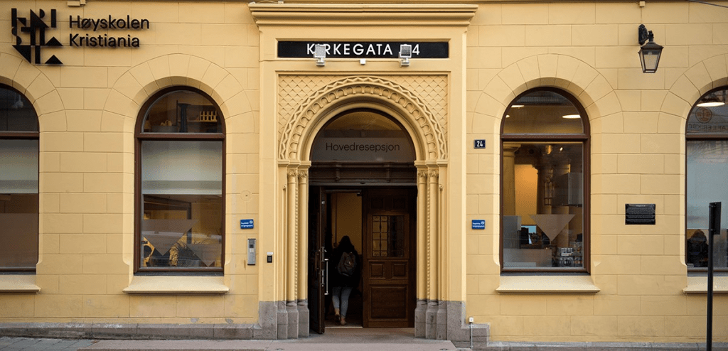Bilde av inngangsparti til Høgskolen Kristiania