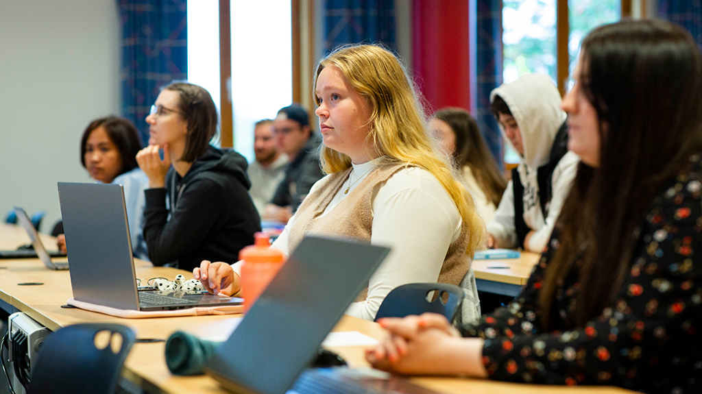 Studenter i klasserom i en undervisningssituasjon